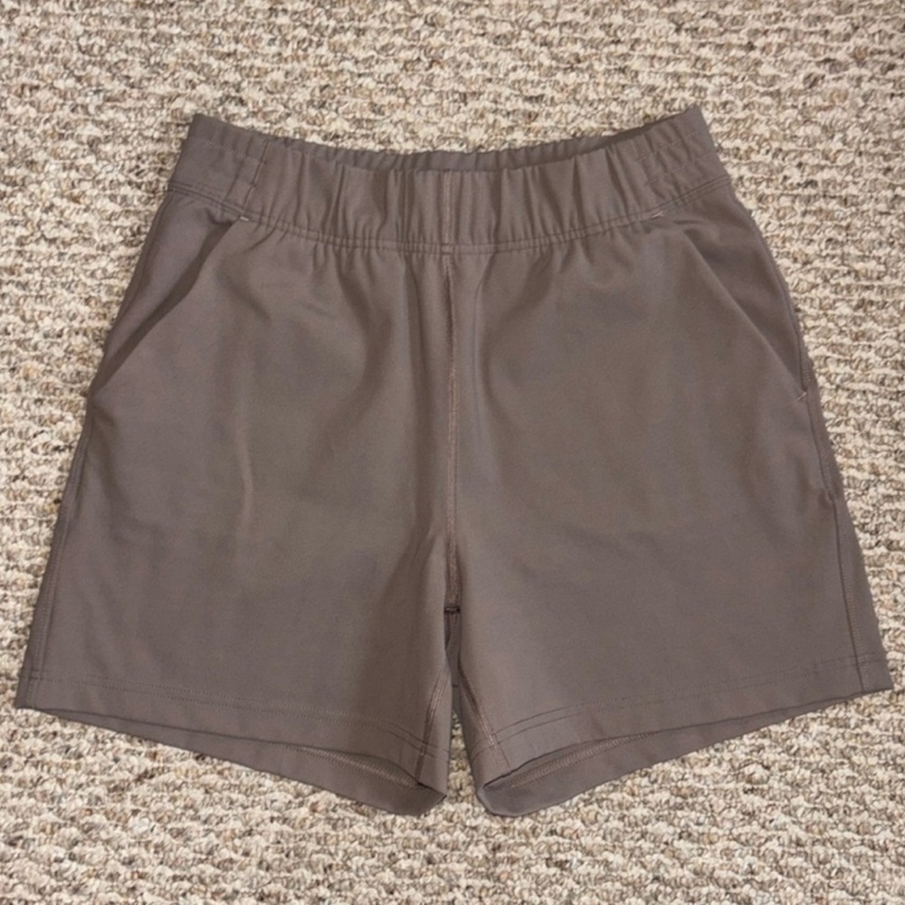 Aritzia The Group by Babaton Weekender Short deep taupe